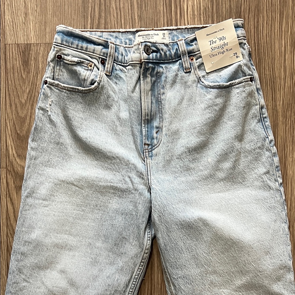 NWT Abercrombie & Fitch Women’s “the ‘90s Straight Ultra High Rise” Light Wash - Picture 3 of 12